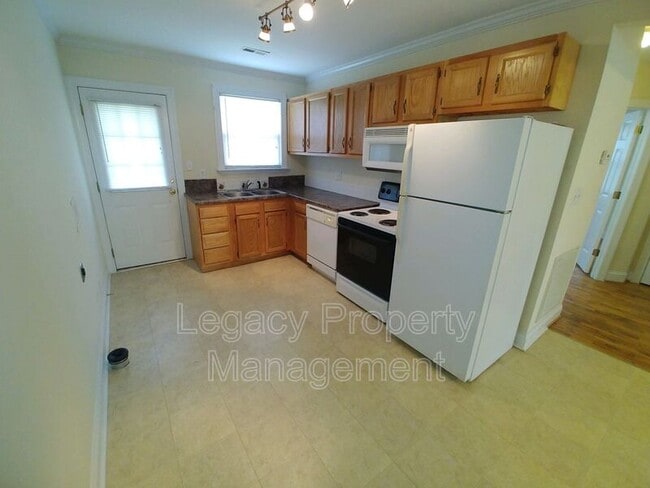 Building Photo - 601 E Willowbrook Dr