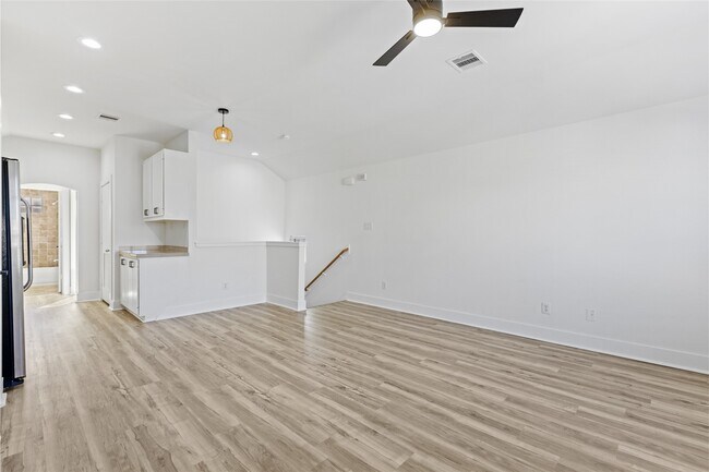 Building Photo - 5941 S Loop E