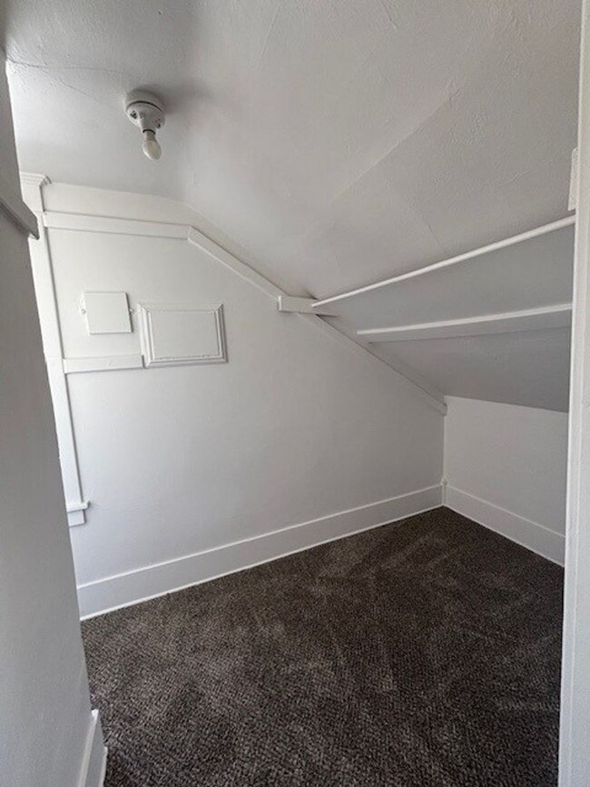 Building Photo - 2 Bed 1 Bath Updated Home