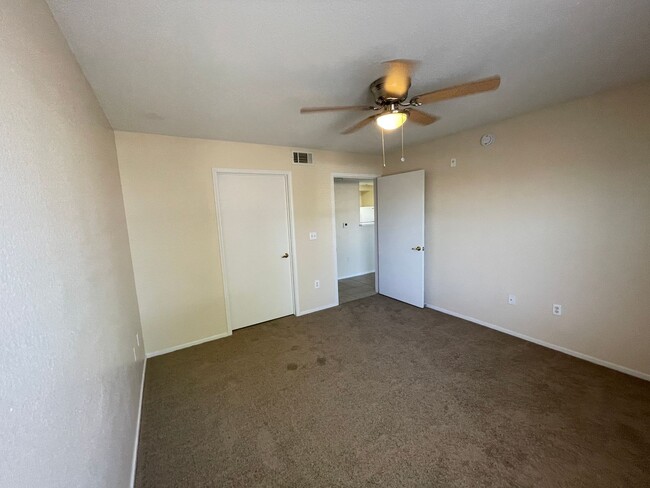 Building Photo - 1 bathroom condo located in the desirable ...