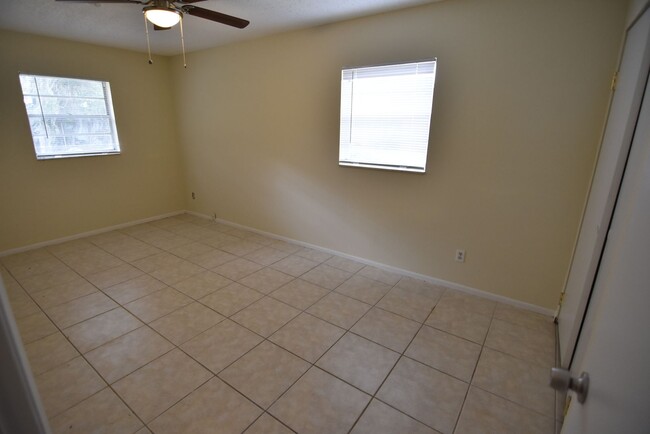 Building Photo - 2 Bed/1 Bath, Duplex - AVAILABLE NOW!