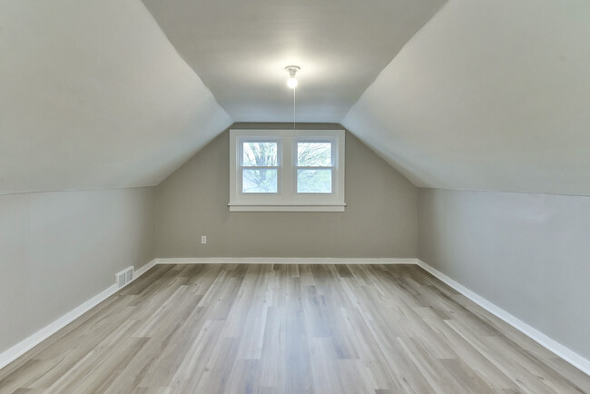 Building Photo - 830 S 50th St