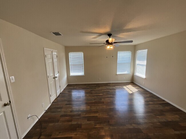Building Photo - "Charming 3-Bed Oasis with Granite Touches & Cozy Fireplace in Cibolo!"