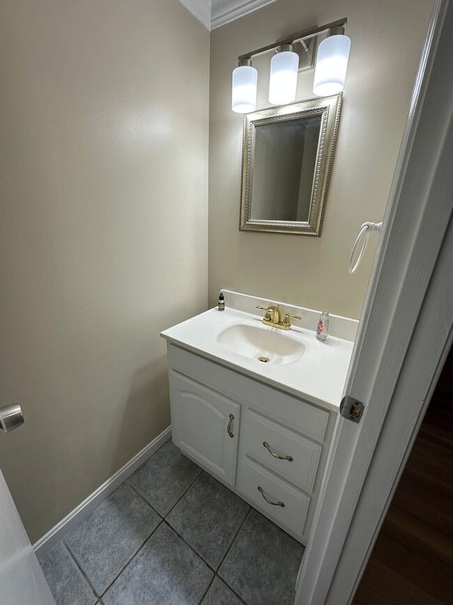 Building Photo - Beautifully remodeled 3-bed 2.5-bath Townh...