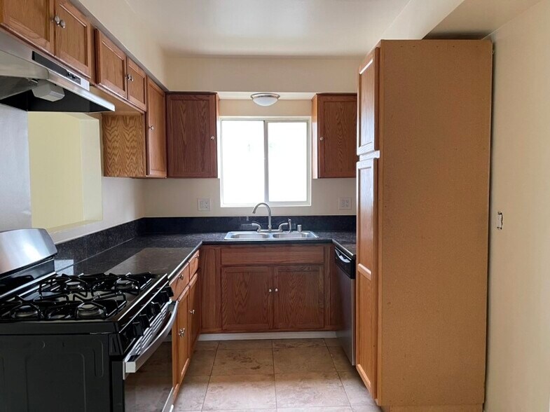 Building Photo - 2104 Huntington Ln
