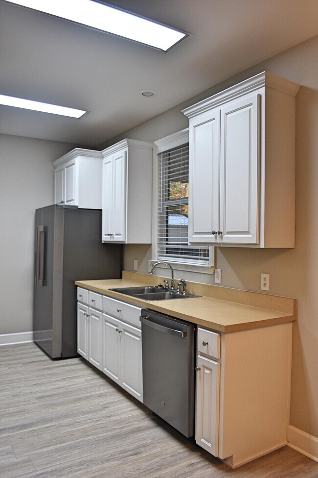 Building Photo - 26 Village Ln