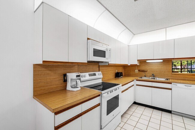 Building Photo - 10137 Mangrove Dr