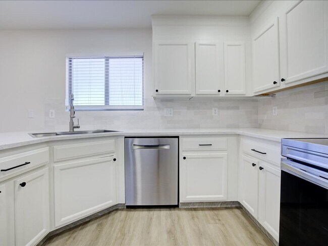 Building Photo - ** WOW $500.00 OFF FIRST FULL MONTHS RENT ...