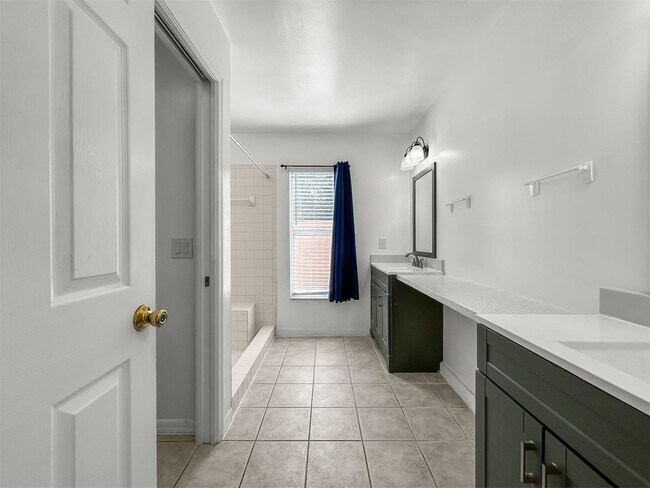 Building Photo - Move-In Ready 3 Bed | 2 Bath Home in Prime Tampa Location