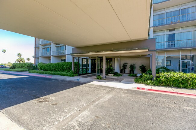 Building Photo - 4600 Ocean Dr