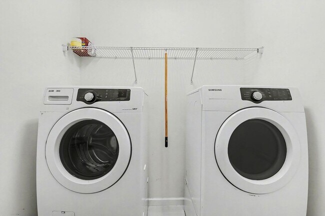 Building Photo - Spacious and Well Maintained Townhome in Austin Creek