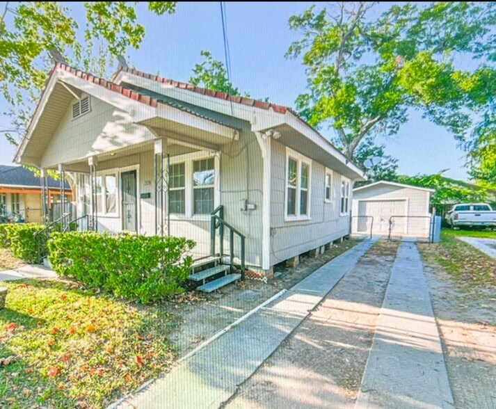 Building Photo - 208 W Lobit Ave