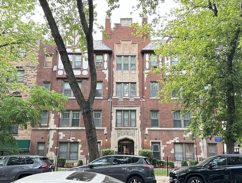 Building Photo - 651 W Wrightwood Ave