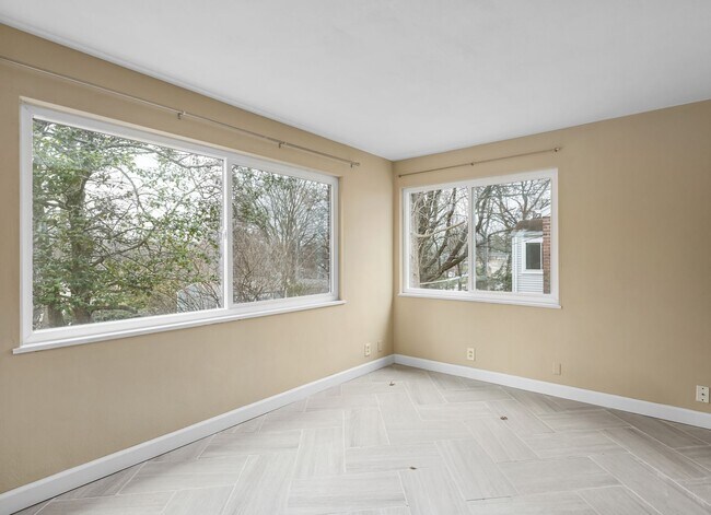 Building Photo - COMING SOON - Cozy & Charming Crestwood Single Family Home!