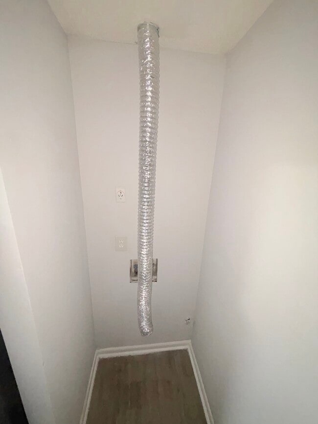 Building Photo - UPDATED 2BED/1BATH TOWNHOME IN TOWN CENTER VIRGINIA BEACH!!!!!