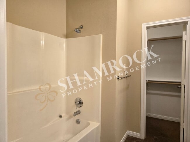 Building Photo - 3/2 Fourplex in Castle Heights