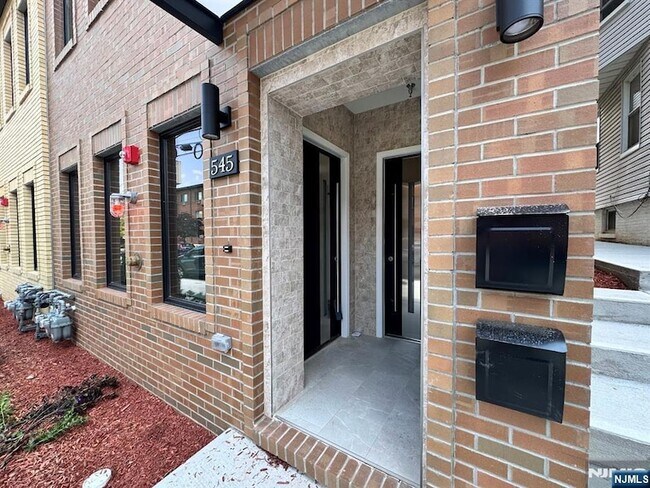 Building Photo - 545 Central Ave