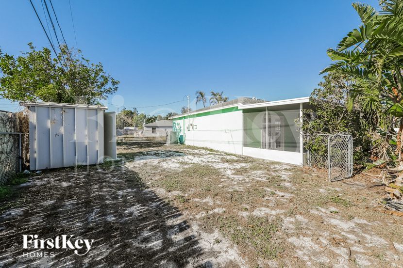 Building Photo - 4301 Tarpon Dr SE