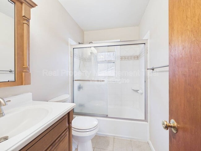 Building Photo - 47 Beaconsdale Ln