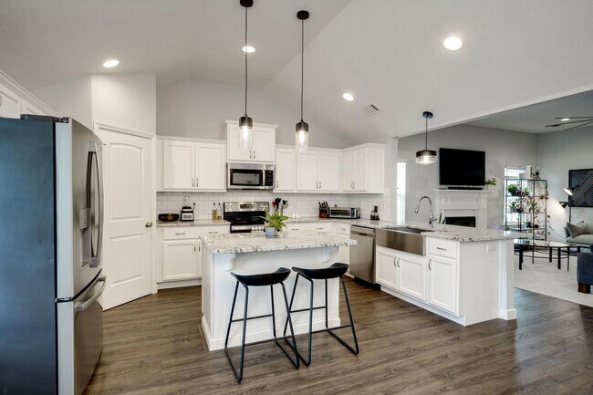 Building Photo - 858 Goodale Dr