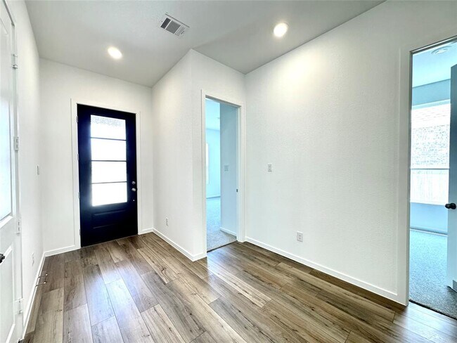 Building Photo - 2318 Honeyberry Shrub Dr