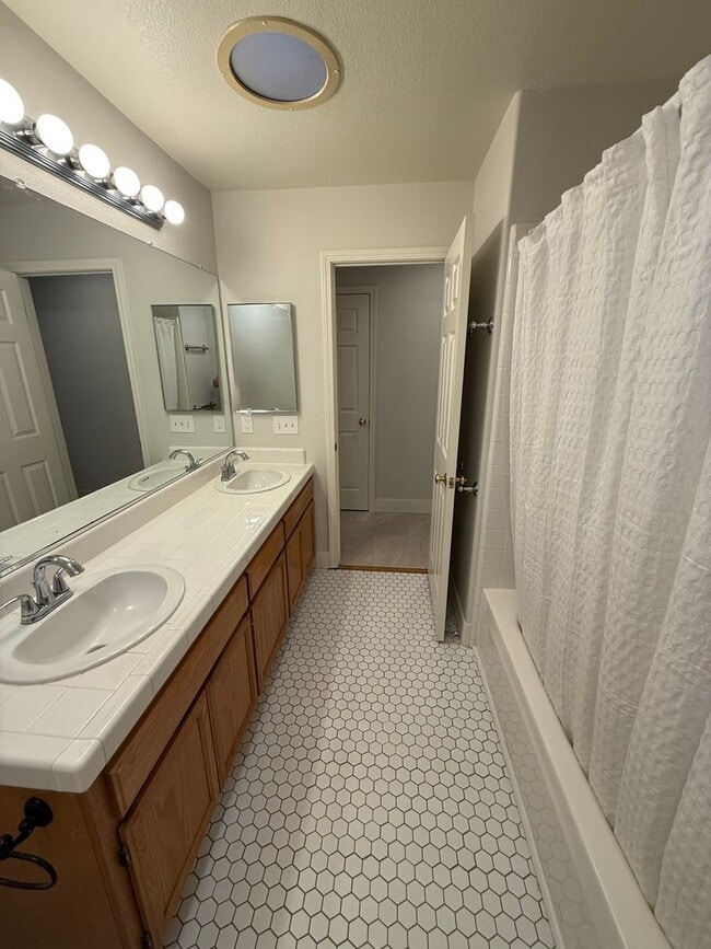 Building Photo - Large Single Level 4 Bedroom 2 Bathroom Home located in Northeast Rohnert Park