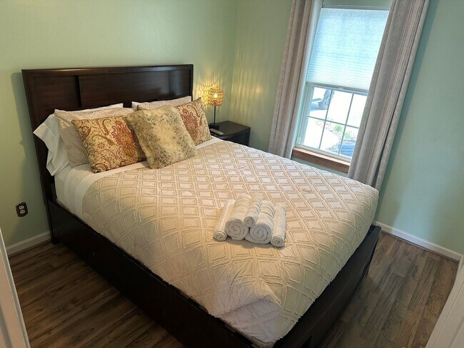 Building Photo - FURNISHED MONTHLY RENTAL AVAILABLE AUGUST ...