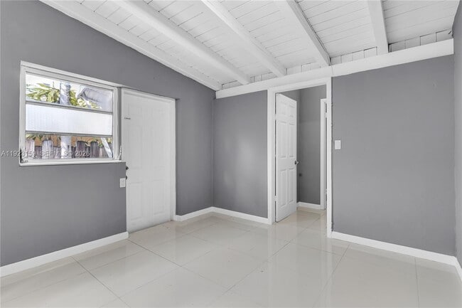 Building Photo - 2221 SW 13th St