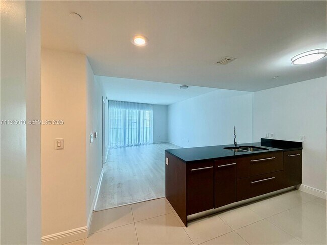 Building Photo - 475 Brickell Ave