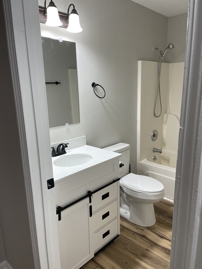 Main house bathroom - 3225 Lasalle St