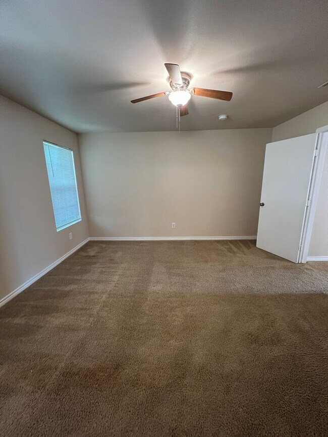 Building Photo - Beautiful Town Home in the Heart of San An...