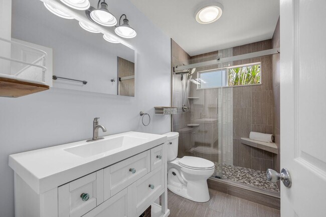 Building Photo - Newly Renovated Furnished 3BR/1BA Downstairs Unit with Pool Access in South Kihei