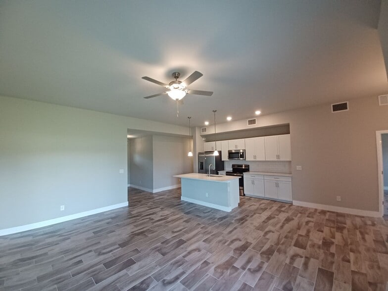 Building Photo - 4/2 Single Family Home