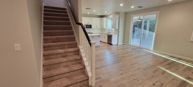 Building Photo - Gorgeous 4 bedroom 3 bath in Fiddyment Farm