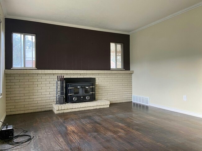 Building Photo - 393 125 E