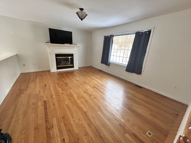 Primary Photo - 42 Tavern Rd