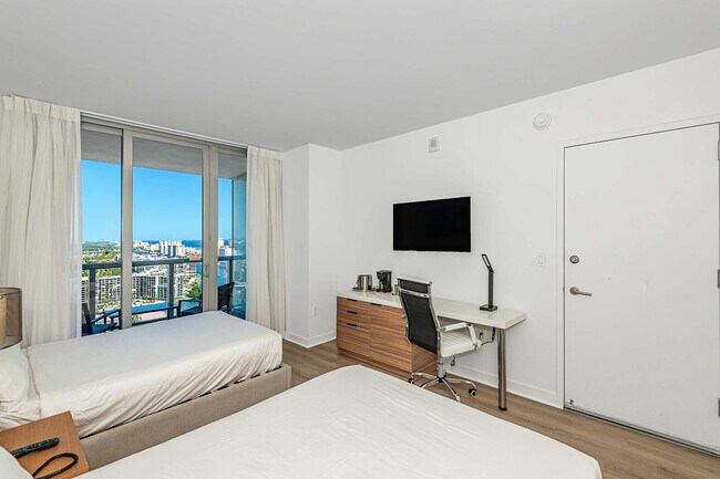 Building Photo - 2602 E Hallandale Beach Blvd