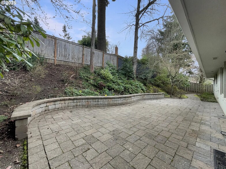 Building Photo - 1690 SW Woodland Terrace