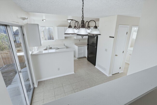 Building Photo - 3 bed 2 1/2 bath Split level home in Found...