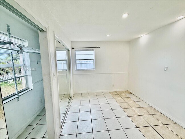 Building Photo - 2614 Sheridan St