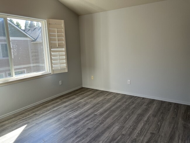 Building Photo - 8662 NE Trafalgar Ln