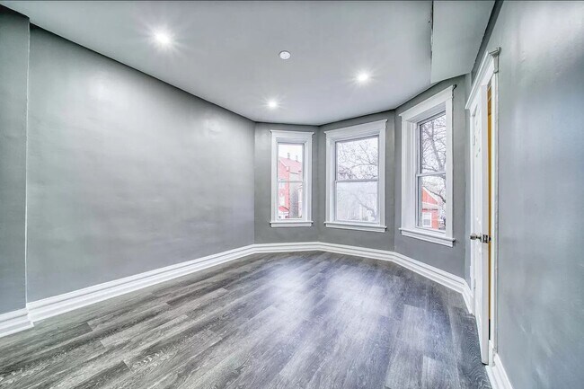 Building Photo - 2405 S Troy St