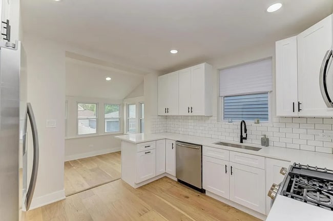 Building Photo - Portage Park 4 bed, 2.5 bath classic!