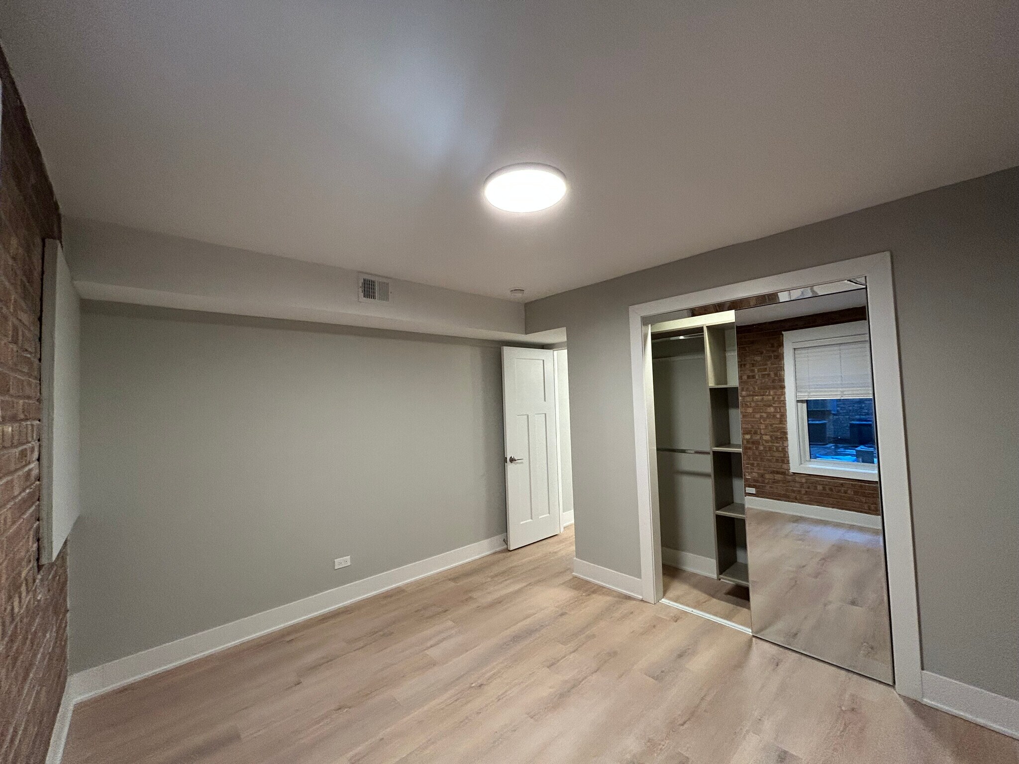 Building Photo - 1254 N La Salle Dr