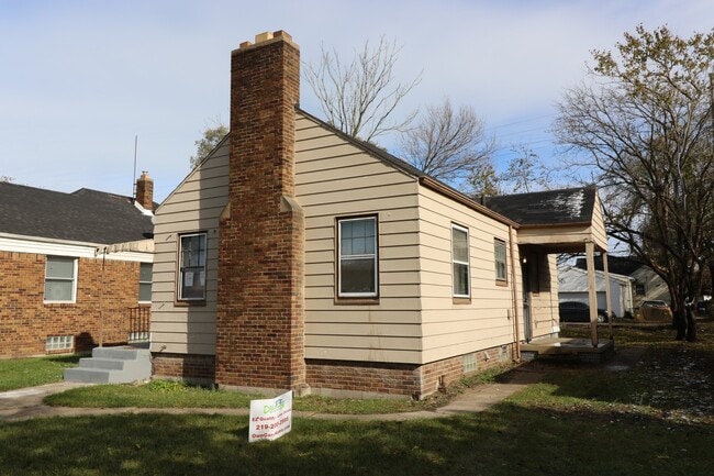 Building Photo - 2 Bedroom With Bonus Room in Basement