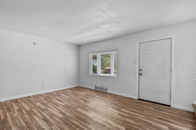 Building Photo - 8817 Blewett Ave