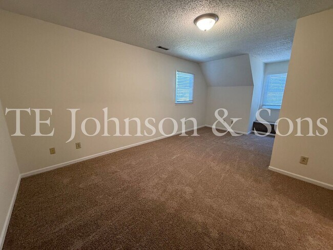 Building Photo - Charming 3-Bedroom Home with Spacious Yard...
