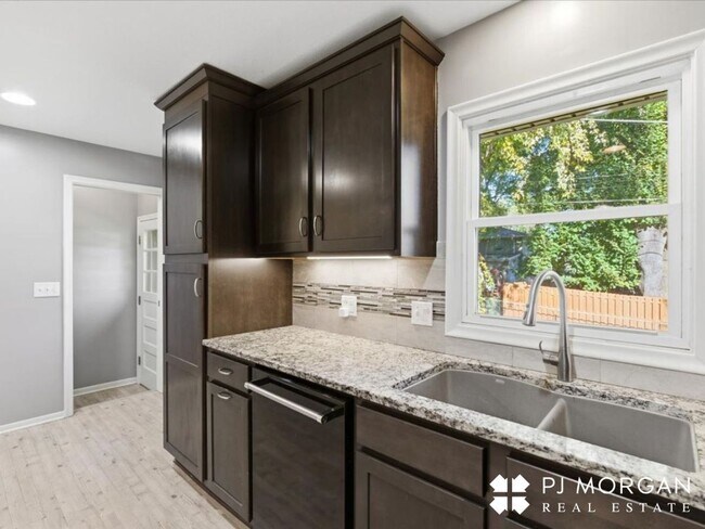 Building Photo - Adorable Westside Home Just Steps from Rockbrook Village!