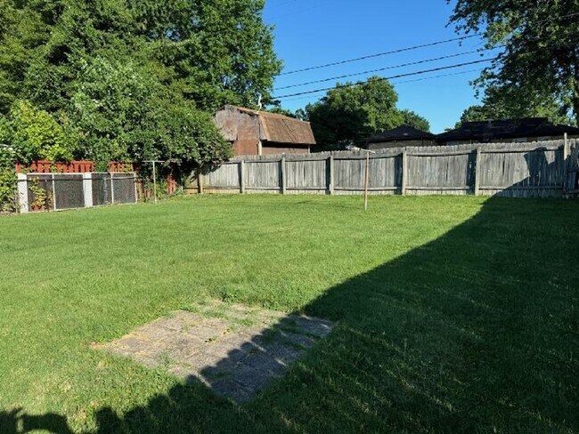 Building Photo - 2511 Meadow Dr
