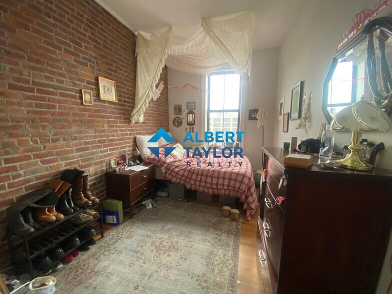 Building Photo - 24 Isabella St